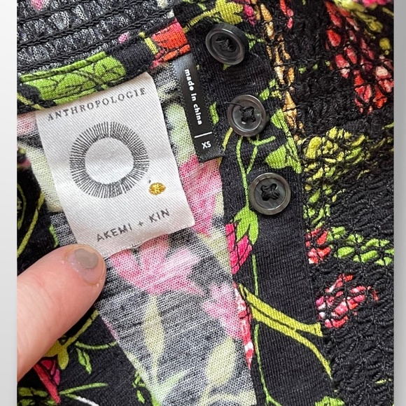 Anthropologie Akemi + Kim Sleevless Floral Blouse - Picture 8 of 9